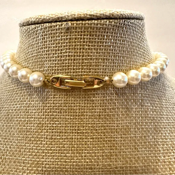 Vintage 1980’s Napier Necklace faux pearls, gold tone comes to a point, “V” - Picture 10 of 14